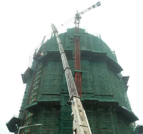 乌尔禾吊车在工地上作业
